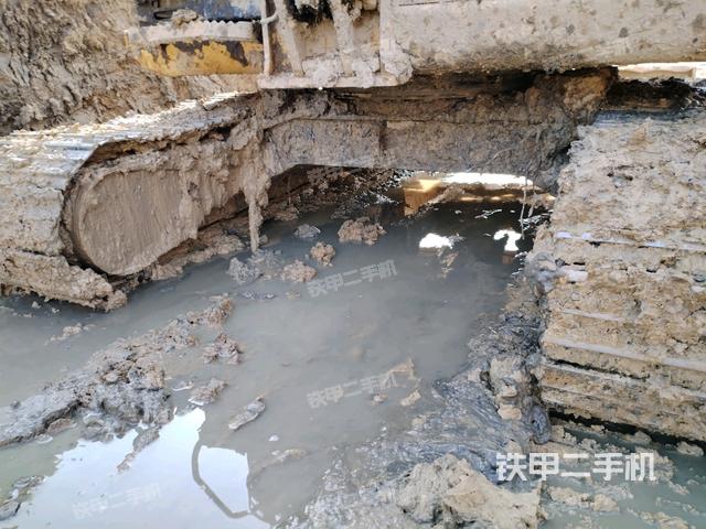 轉(zhuǎn)盤和下車架正前（工作和回轉(zhuǎn)裝置）