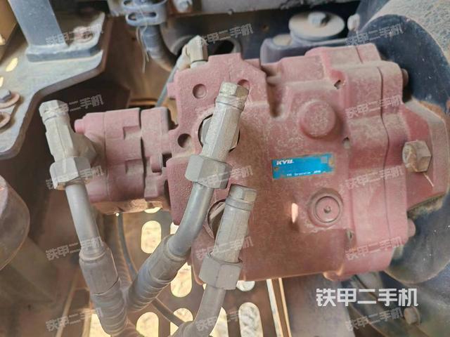 液压泵舱室正面整体（整机外观）