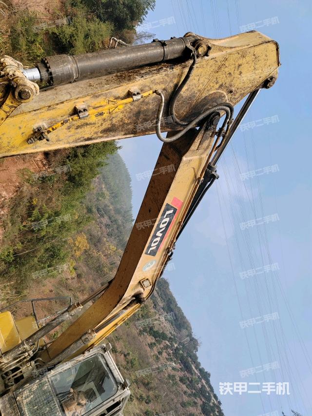 鏟斗右后整體(工作和回轉(zhuǎn)裝置) 鏟斗右后整體(工作和回轉(zhuǎn)裝置)