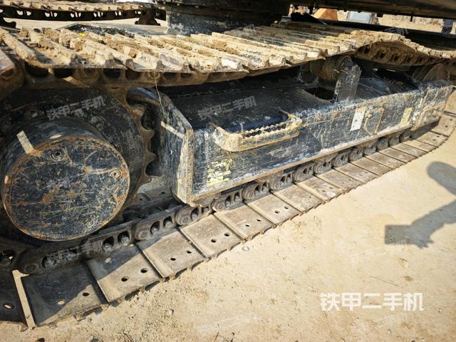 單側(cè)履帶整體(整機(jī)外觀) 單側(cè)履帶整體(整機(jī)外觀)