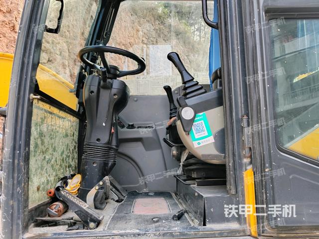 行走控制手柄和踏板?俯拍(駕駛室部分) 行走控制手柄和踏板?俯拍(駕駛室部分)