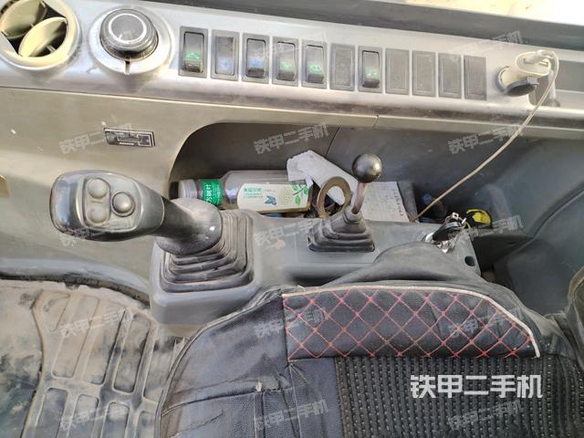 座椅右側(cè)控制臺(tái)/鑰匙門/油門/含右手柄(駕駛室部分) 座椅右側(cè)控制臺(tái)/鑰匙門/油門/含右手柄(駕駛室部分)