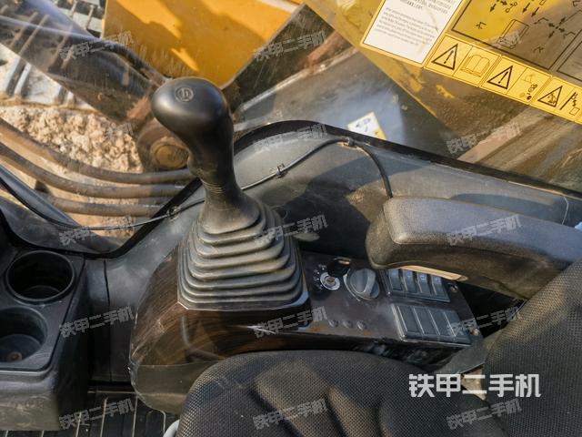 座椅右側(cè)控制臺/鑰匙門/油門/含右手柄(駕駛室部分) 座椅右側(cè)控制臺/鑰匙門/油門/含右手柄(駕駛室部分)