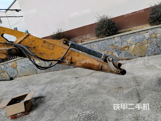 鏟斗右后整體(工作和回轉(zhuǎn)裝置) 鏟斗右后整體(工作和回轉(zhuǎn)裝置)