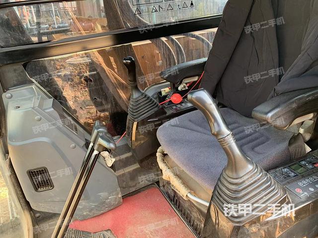 駕駛室整體(整機外觀) 駕駛室整體(整機外觀)