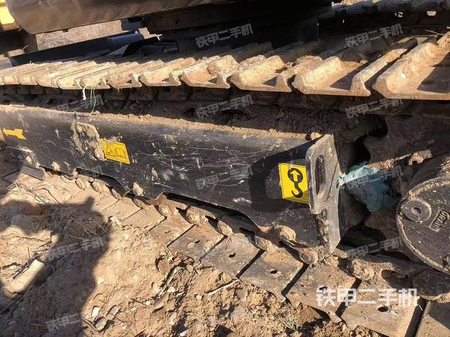 單側(cè)履帶整體(整機(jī)外觀) 單側(cè)履帶整體(整機(jī)外觀)