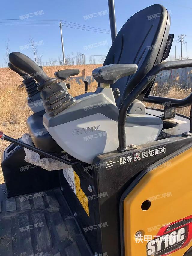 駕駛室整體(整機(jī)外觀) 駕駛室整體(整機(jī)外觀)