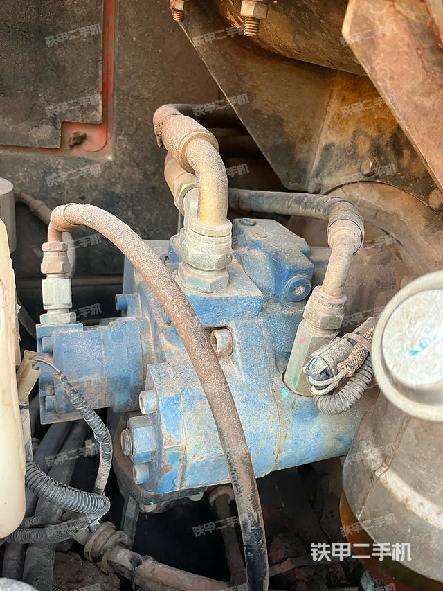 液壓泵艙室正面整體(整機(jī)外觀) 液壓泵艙室正面整體(整機(jī)外觀)