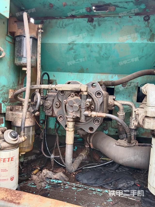 液压泵舱室正面整体（整机外观）