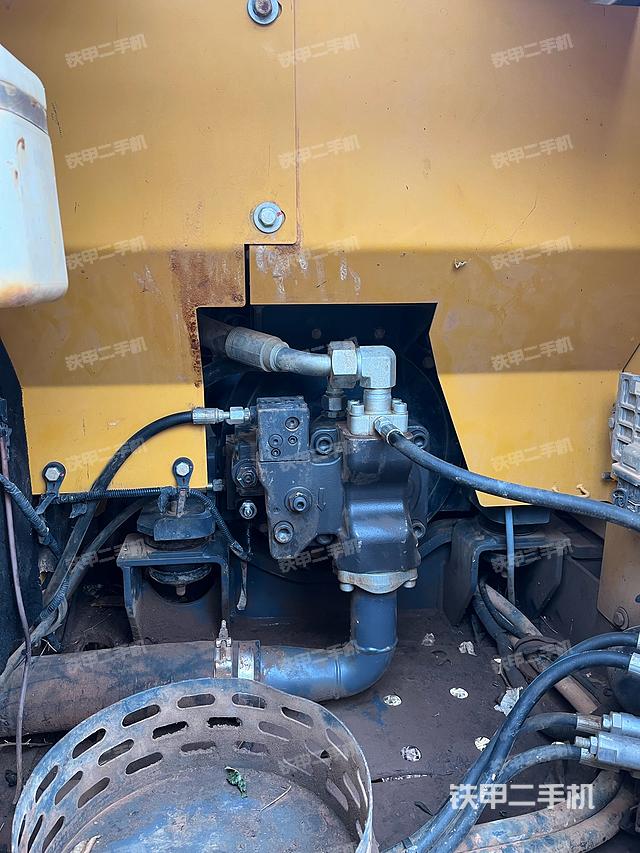 液压泵舱室正面整体（整机外观）