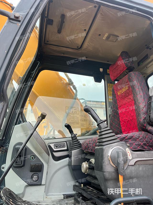 駕駛室整體（整機外觀）