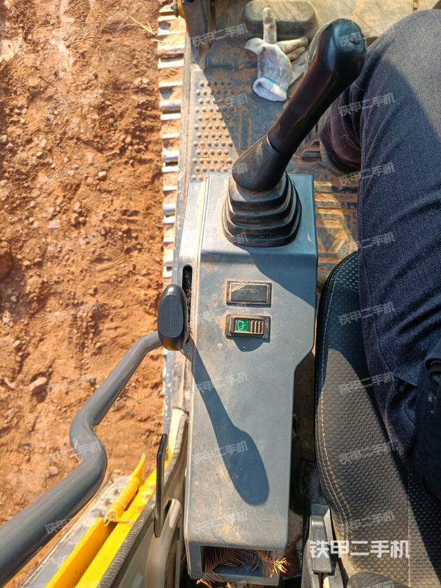 座椅左側(cè)控制臺/音響/含左手柄（駕駛室部分）