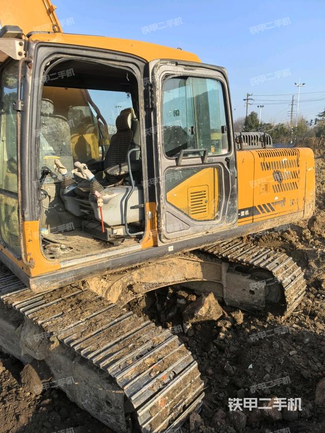 駕駛室整體(整機外觀) 駕駛室整體(整機外觀)