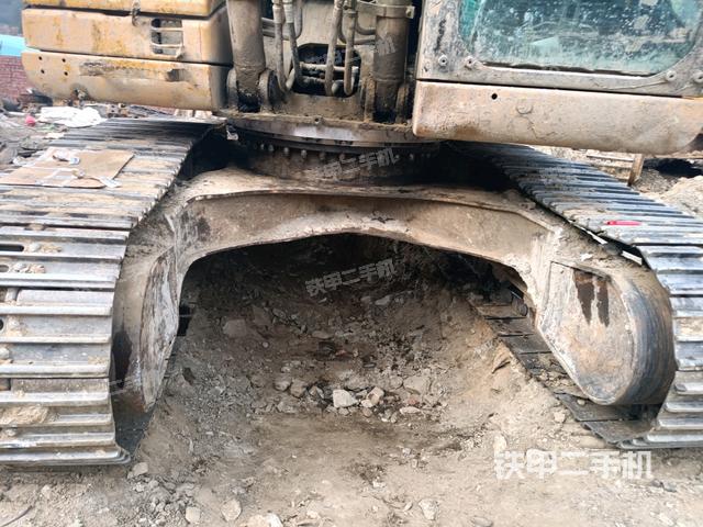 轉(zhuǎn)盤(pán)和下車(chē)架正前(工作和回轉(zhuǎn)裝置) 轉(zhuǎn)盤(pán)和下車(chē)架正前(工作和回轉(zhuǎn)裝置)