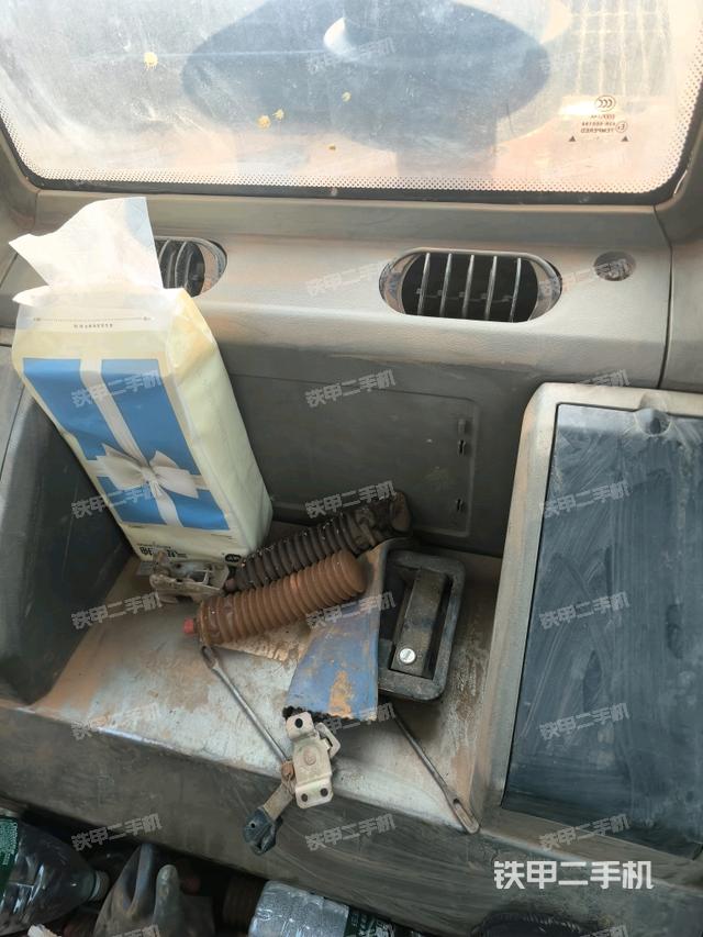 行走控制手柄和踏板?俯拍（駕駛室部分）