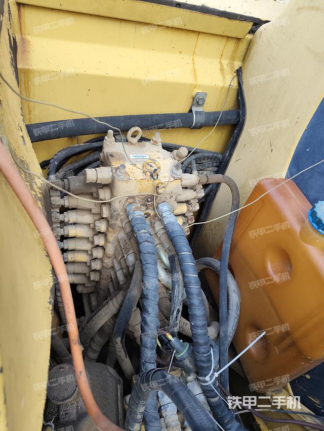 回转马达和主控阀（整机外观）