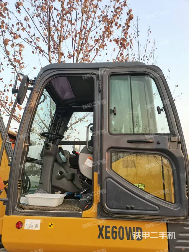 駕駛室整體（整機(jī)外觀）