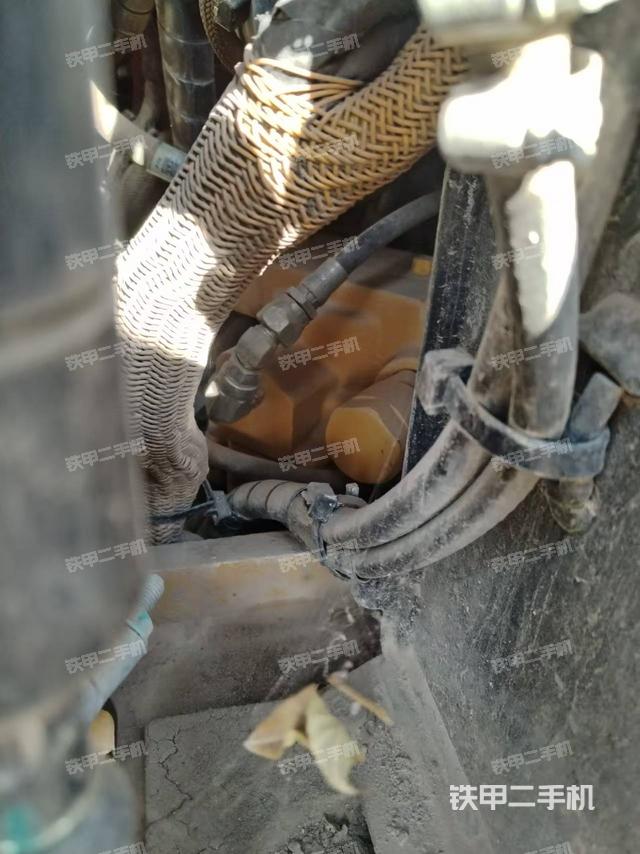 液壓泵艙室正面整體（整機外觀）