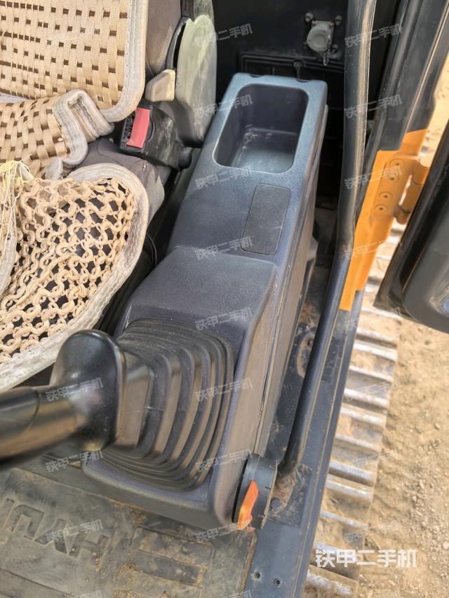 座椅左側(cè)控制臺/音響/含左手柄（駕駛室部分）