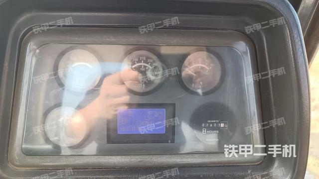 駕駛室操作臺(tái)（設(shè)備外觀及核心部件）