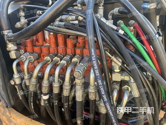 回轉(zhuǎn)馬達和主控閥（整機外觀）