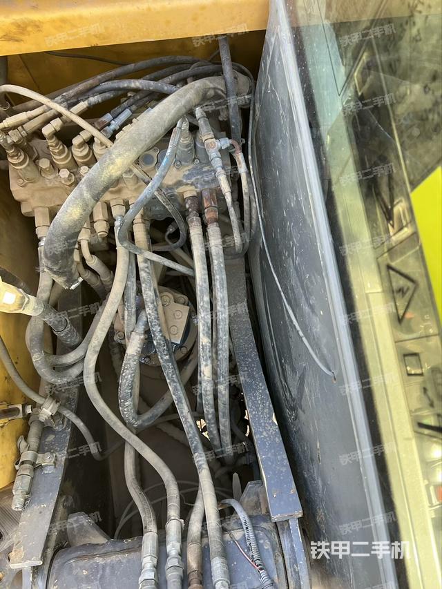 回轉馬達和主控閥(整機外觀) 回轉馬達和主控閥(整機外觀)