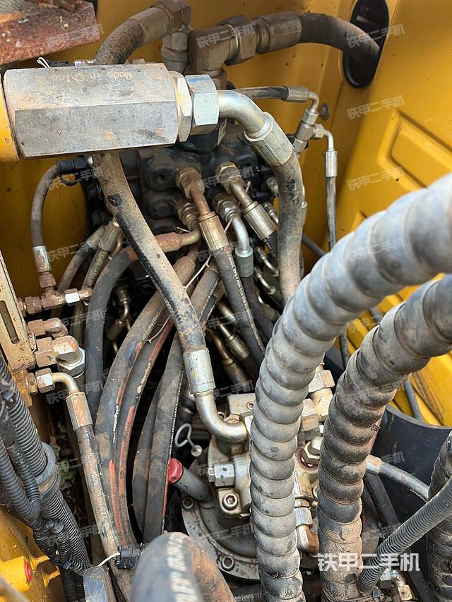 回转马达和主控阀（整机外观）