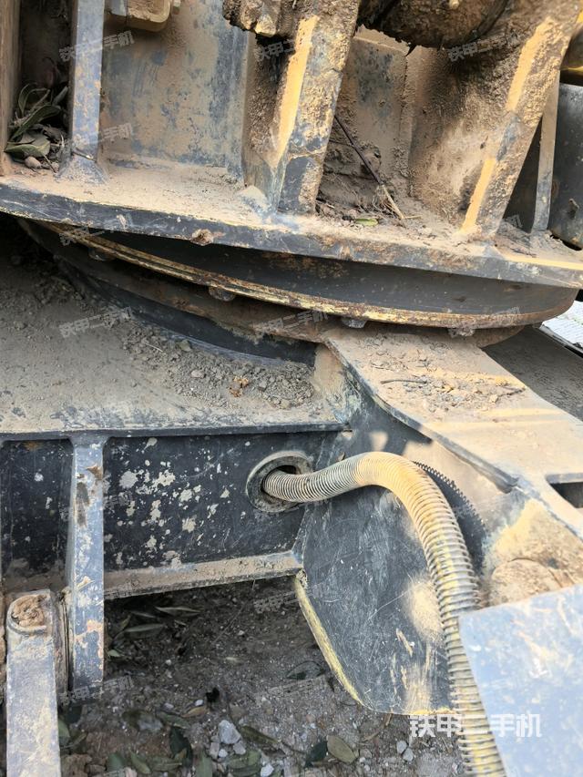 轉(zhuǎn)盤(pán)和下車(chē)架正前（工作和回轉(zhuǎn)裝置）