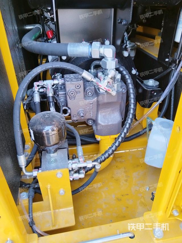 液壓泵艙室正面整體（整機(jī)外觀）