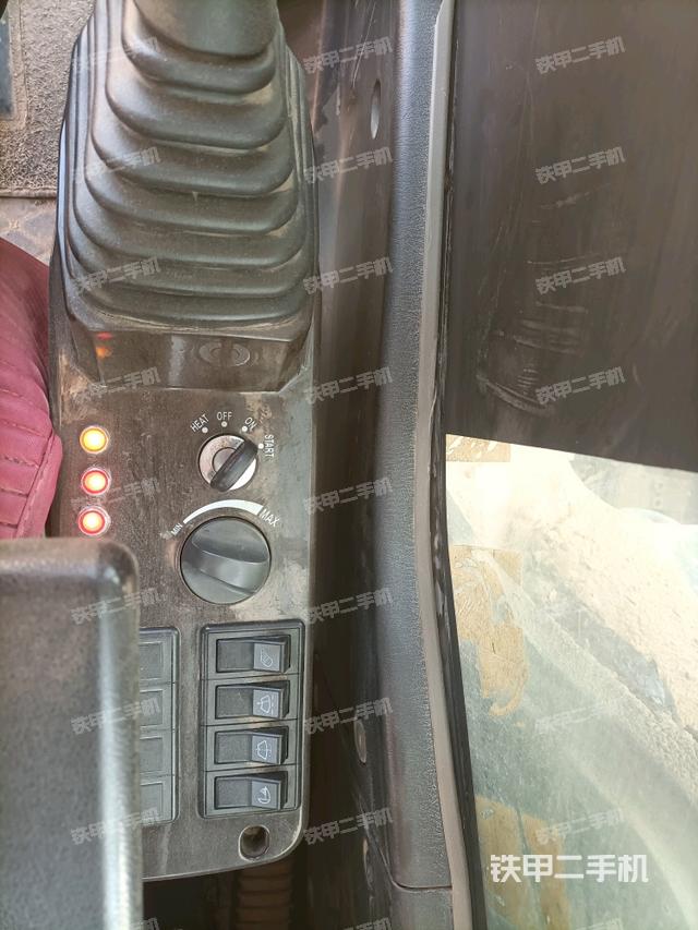 座椅右側控制臺/鑰匙門/油門/含右手柄（駕駛室部分）