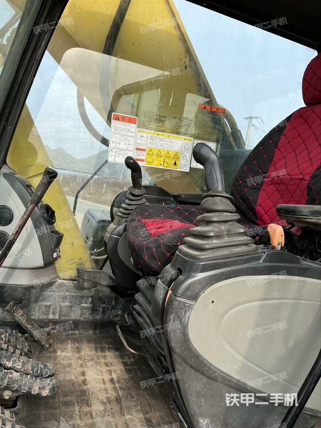 駕駛室整體(整機(jī)外觀) 駕駛室整體(整機(jī)外觀)
