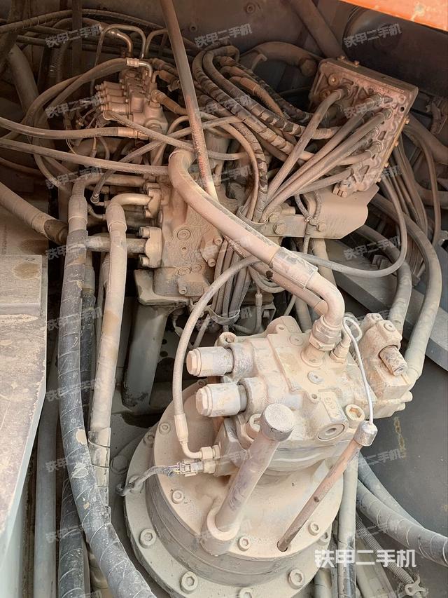 回轉(zhuǎn)馬達(dá)和主控閥（整機(jī)外觀）