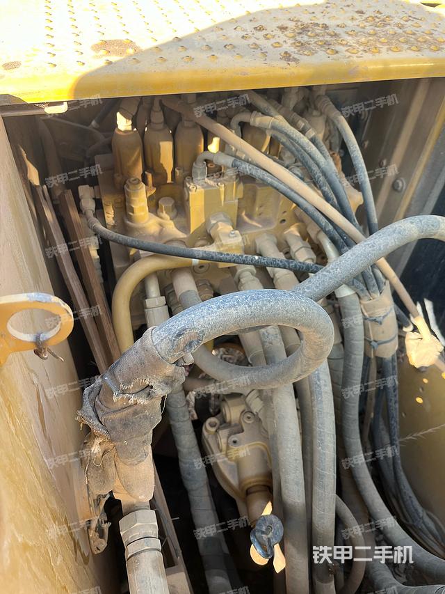 回转马达和主控阀（整机外观）