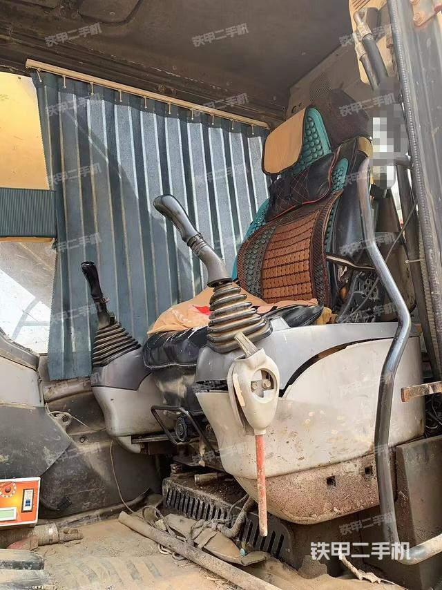 駕駛室整體(整機(jī)外觀) 駕駛室整體(整機(jī)外觀)