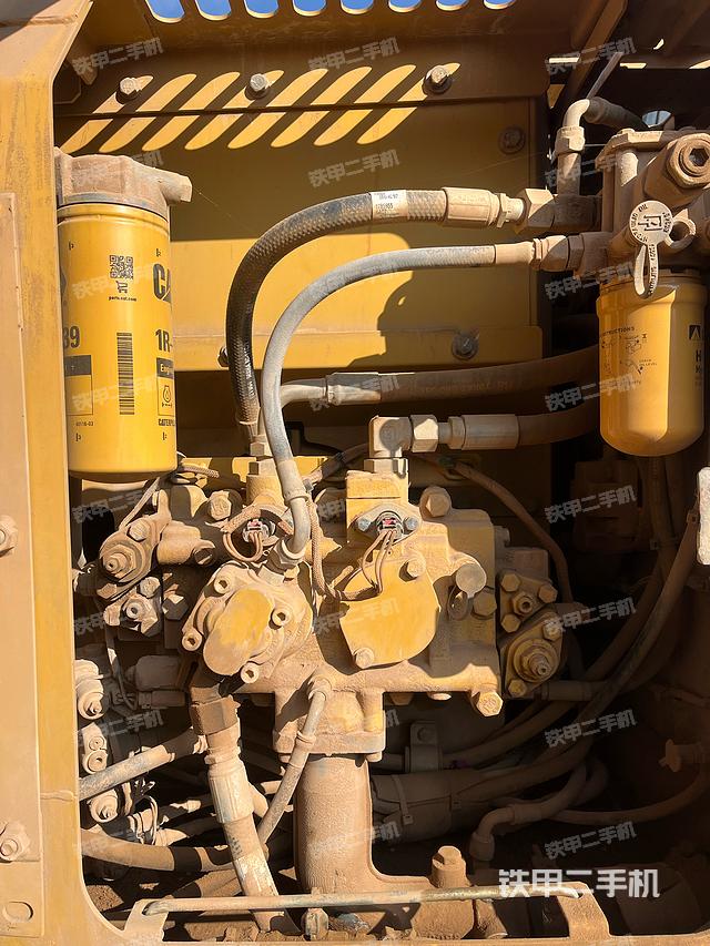 液压泵舱室正面整体（整机外观）