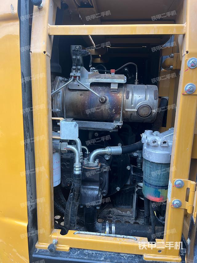 液压泵舱室正面整体（整机外观）