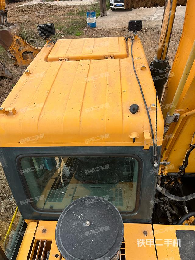 駕駛室頂部（整機外觀）