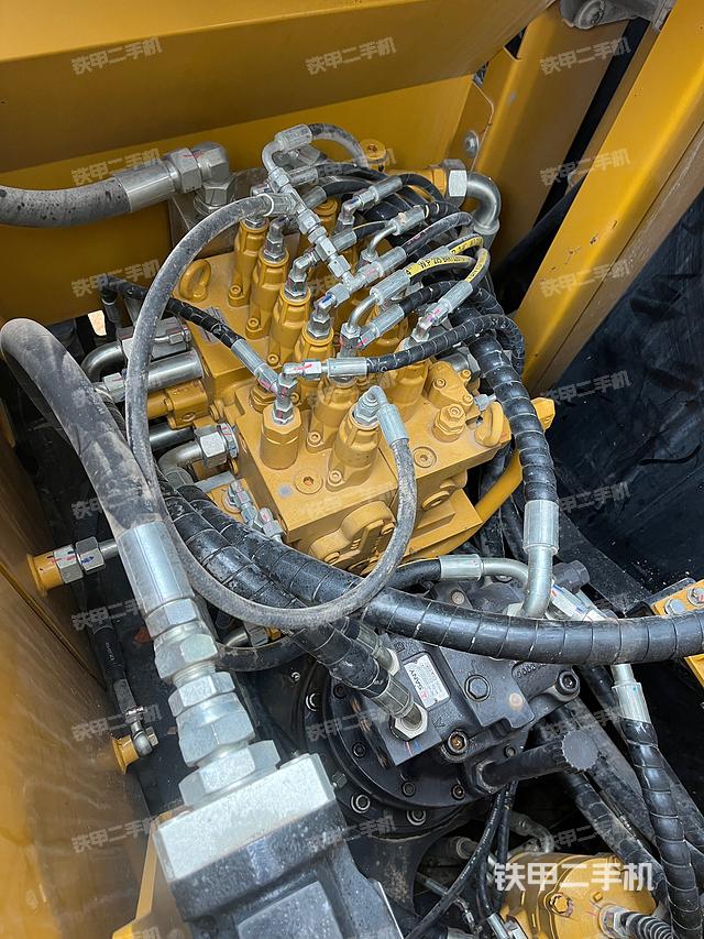 回转马达和主控阀（整机外观）