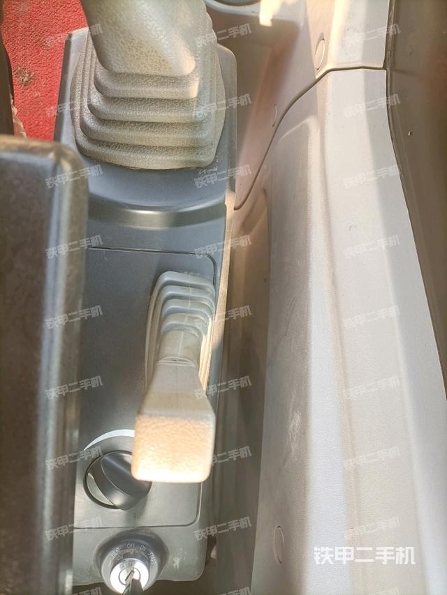 座椅右側控制臺/鑰匙門/油門/含右手柄（駕駛室部分）