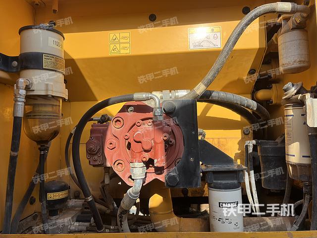 液压泵舱室正面整体（整机外观）