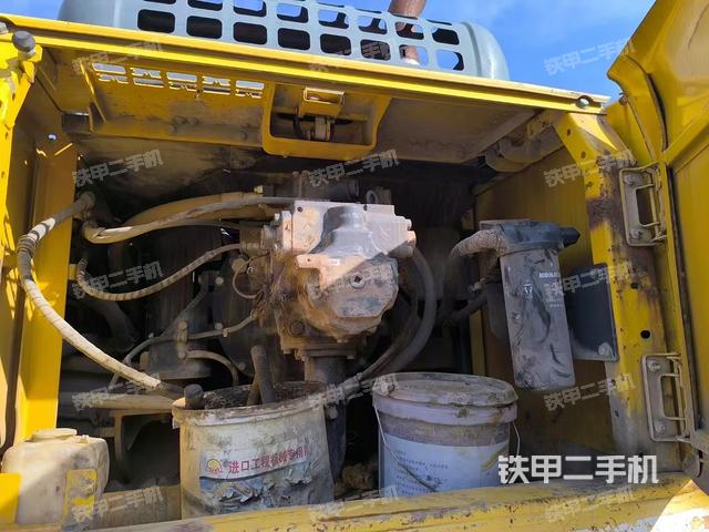 液压泵舱室正面整体（整机外观）