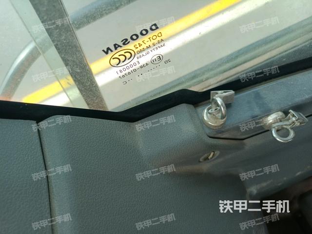 左后方玻璃角標(biāo)(駕駛室部分) 左后方玻璃角標(biāo)(駕駛室部分)