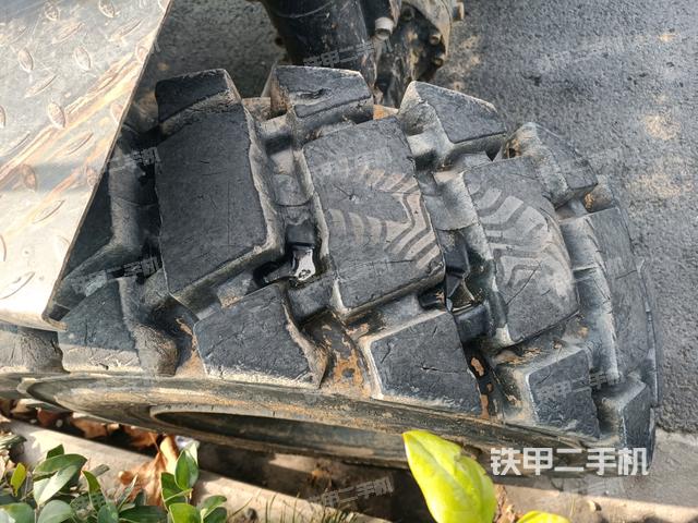 右側(cè)履帶整體?(行走機(jī)構(gòu)) 右側(cè)履帶整體?(行走機(jī)構(gòu))