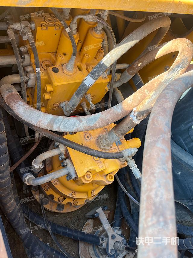 回转马达和主控阀（整机外观）