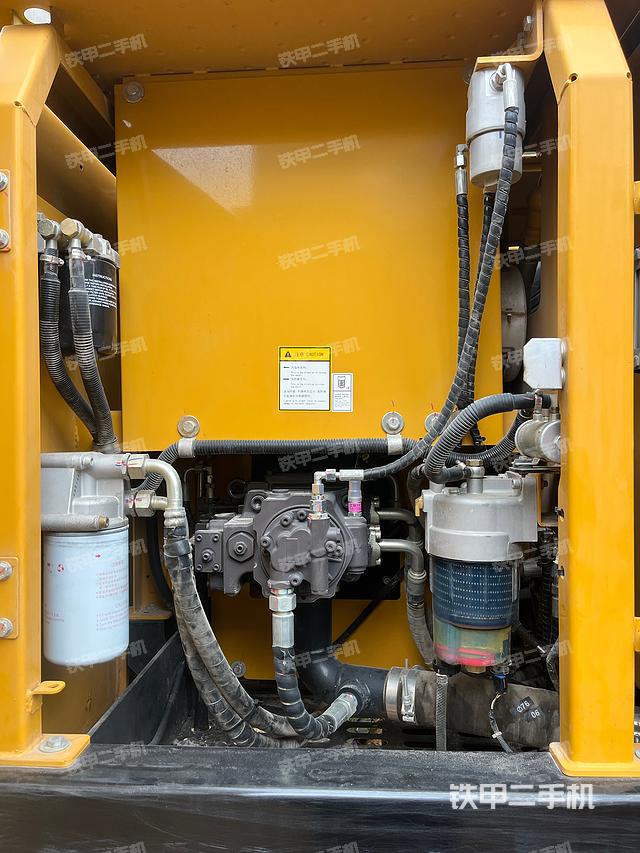 液压泵舱室正面整体（整机外观）