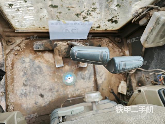 行走控制手柄和踏板?俯拍(駕駛室部分) 行走控制手柄和踏板?俯拍(駕駛室部分)