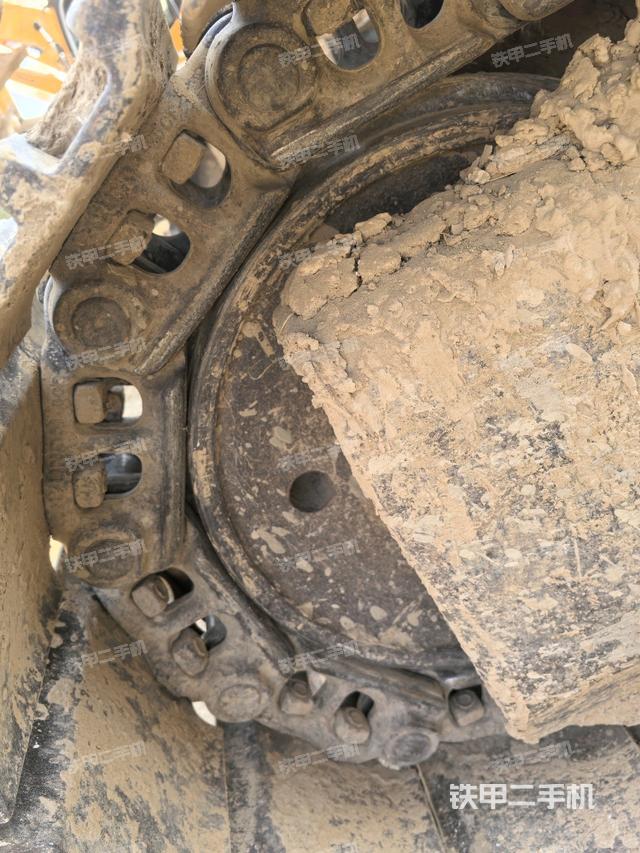 左驅(qū)動輪（行走機構(gòu)）