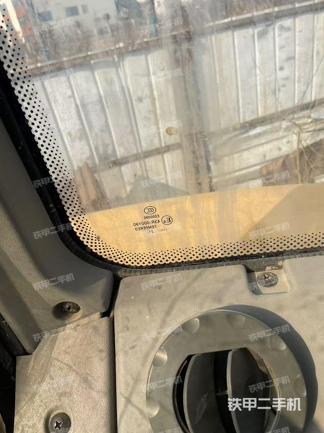 后窗玻璃角標（駕駛室部分）