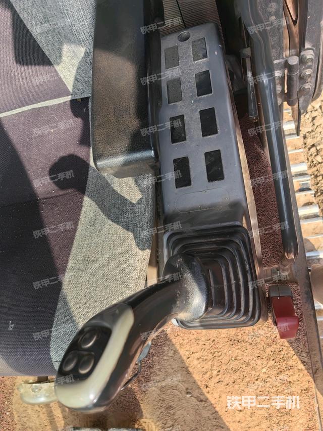 座椅左側控制臺/音響/含左手柄（駕駛室部分）