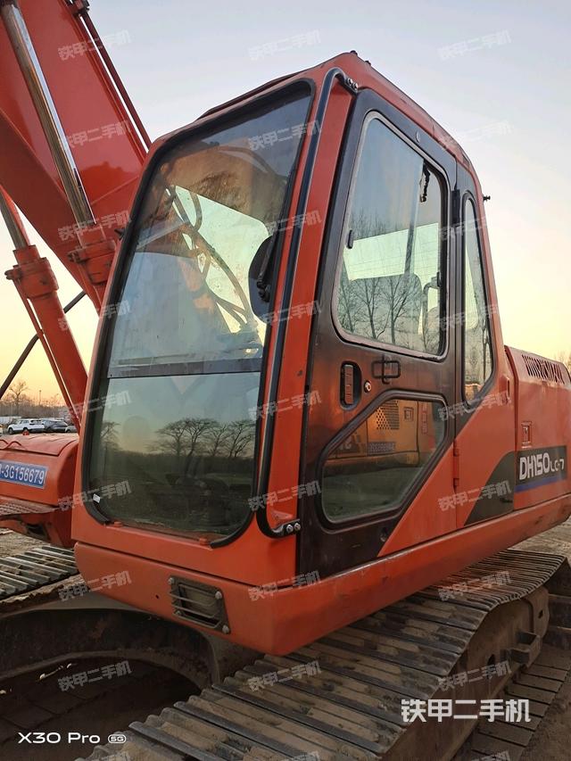 駕駛室整體(整機(jī)外觀) 駕駛室整體(整機(jī)外觀)